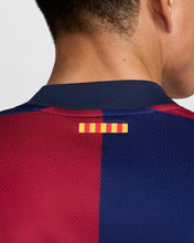 Cargar imagen en el visor de la galería, Nike Men&#39;s FC Barcelona 2024/25 Stadium Home Jersey LS
